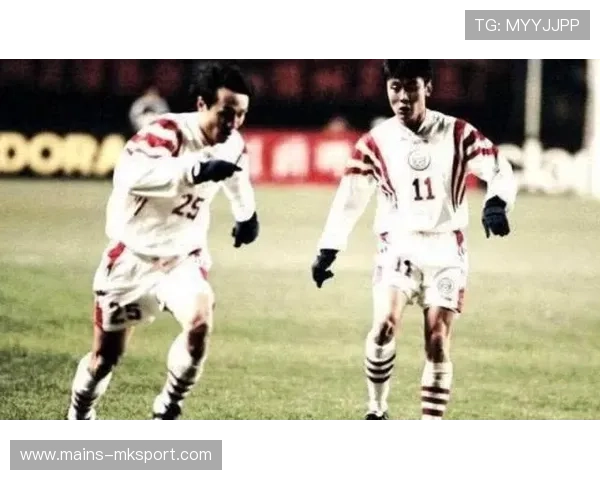 多特边路传中为前锋创造空档：空档背后的攻防艺术