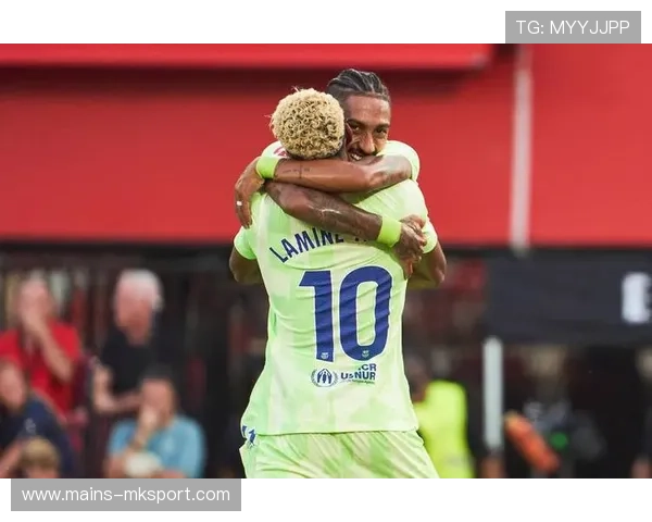 巴萨前场连续进攻，拉菲尼亚迅速插上射门得分