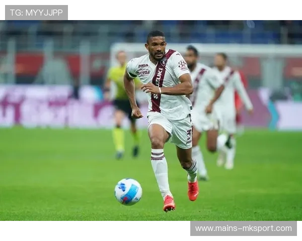 河南队古斯塔沃护球转身，禁区前沿突然起脚